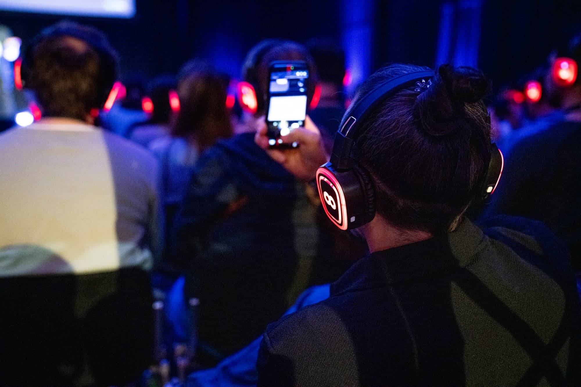 Publikum mit Headsets in der Konferenz-Atmosphäre der data unplugged.